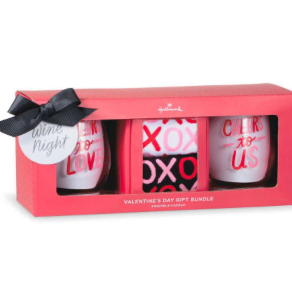 The Perfect Valentine’s Day Gift! 2 Wine glasses & 2 Pairs of socks. Super Cute